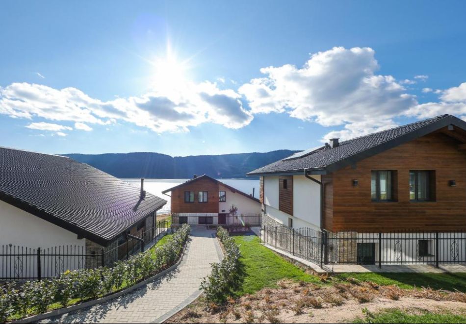 Релакс в Сърница край язовир Доспат: Нощувка на човек със закуска + басейн и релакс зона в в новооткрития Семеен хотел Лавалие, снимка 4