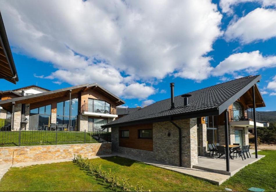 Релакс в Сърница край язовир Доспат: Нощувка на човек със закуска + басейн и релакс зона в в новооткрития Семеен хотел Лавалие, снимка 6