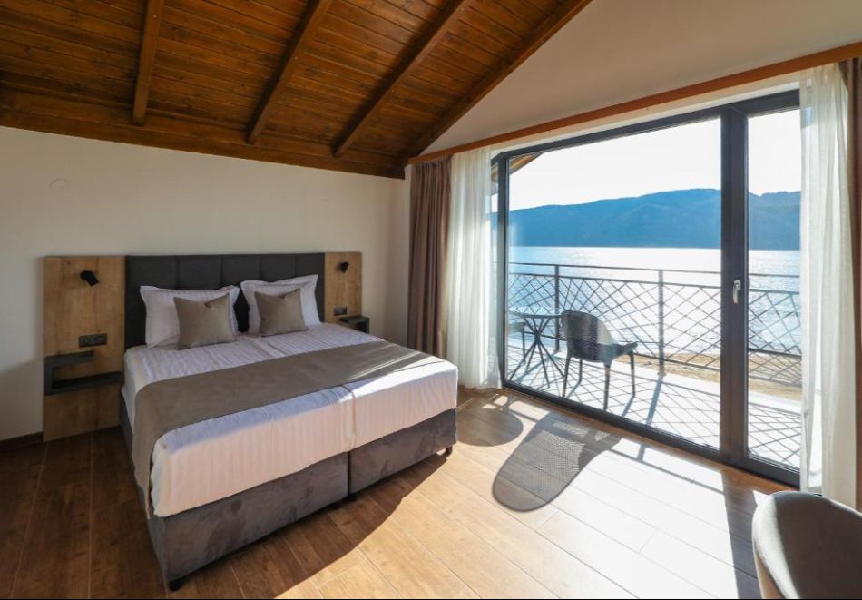 Релакс в Сърница край язовир Доспат: Нощувка на човек със закуска + басейн и релакс зона в в новооткрития Семеен хотел Лавалие, снимка 13