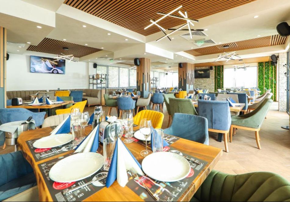 Релакс в Сърница край язовир Доспат: Нощувка на човек със закуска + басейн и релакс зона в в новооткрития Семеен хотел Лавалие, снимка 16