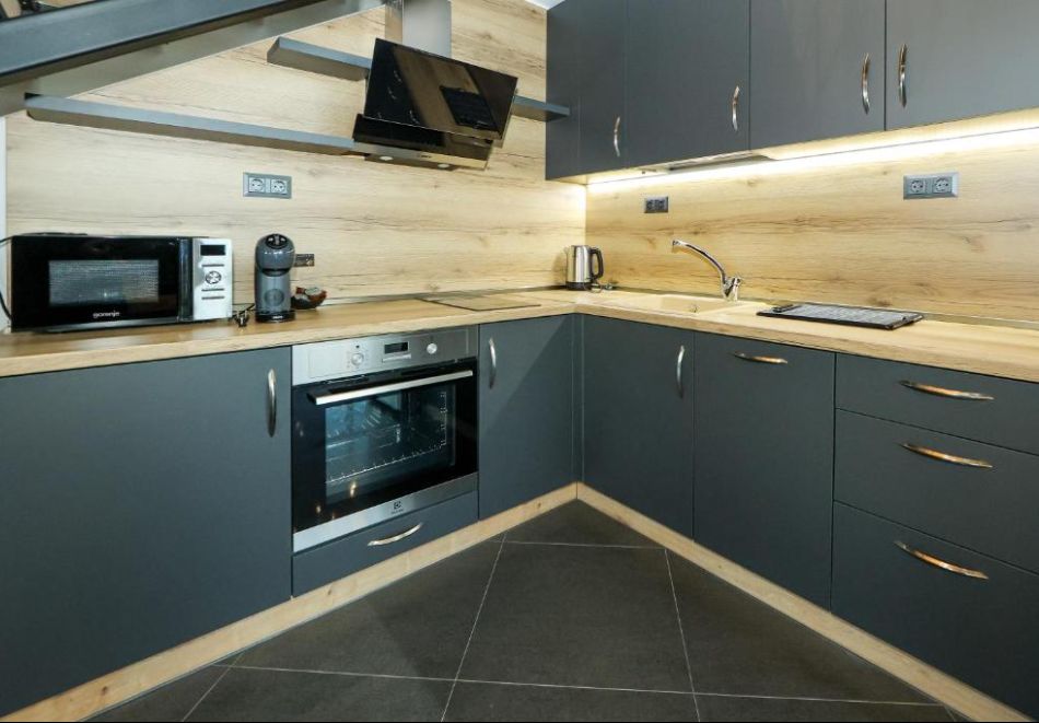 Релакс в Сърница край язовир Доспат: Нощувка на човек със закуска + басейн и релакс зона в в новооткрития Семеен хотел Лавалие, снимка 18