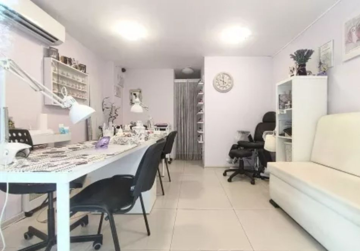 Маникюр с гел лак + сваляне на старо покритие от Студио за маникюр Ди Вижън, София, снимка 2