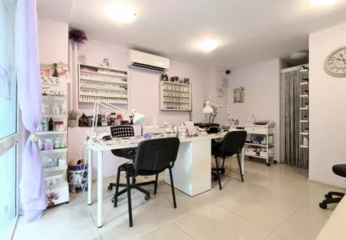 Маникюр с гел лак + сваляне на старо покритие от Студио за маникюр Ди Вижън, София, снимка 3