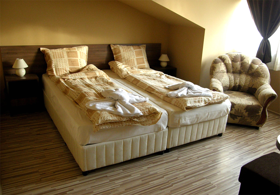 Почивка в Добринище: Нощувка на човек със закуска и вечеря от Къща за гости Стойчеви, снимка 9