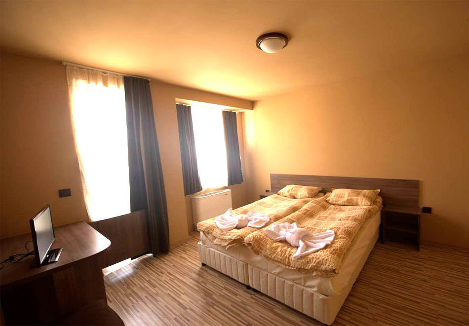 Почивка в Добринище: Нощувка на човек със закуска и вечеря от Къща за гости Стойчеви, снимка 8