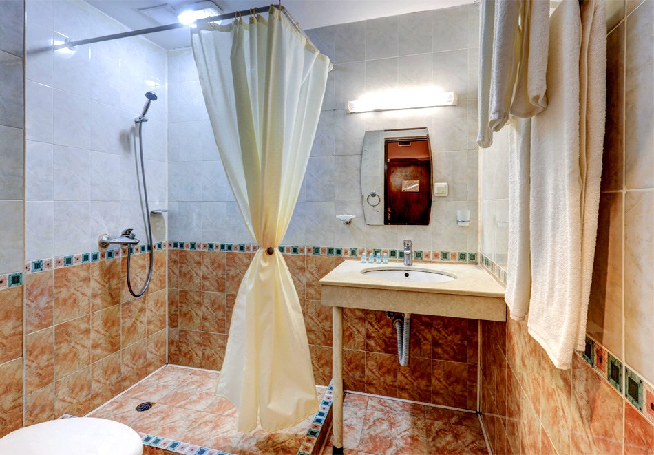 Почивка във Варна: Нощувка на човек в хотел Еллинис, снимка 7