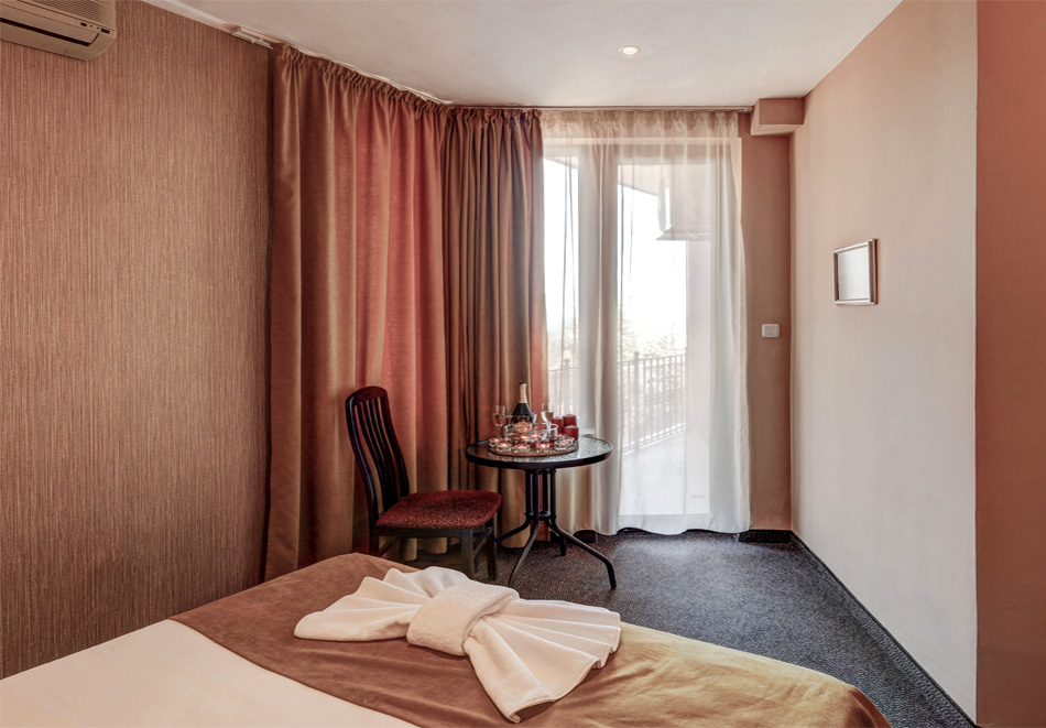 Почивка във Варна: Нощувка на човек в хотел Еллинис, снимка 10