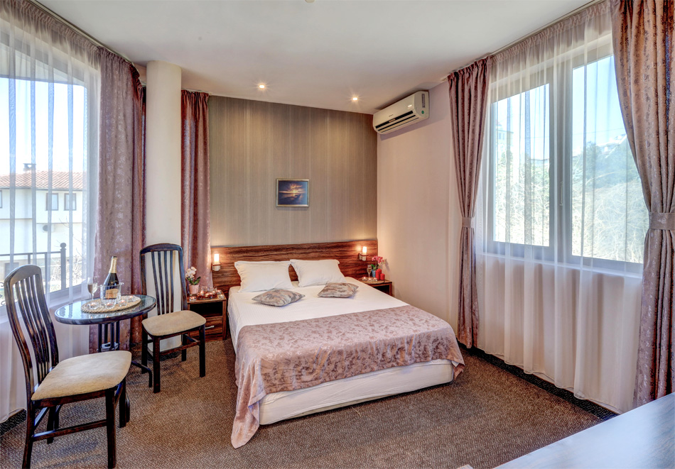 Почивка във Варна: Нощувка на човек в хотел Еллинис, снимка 4