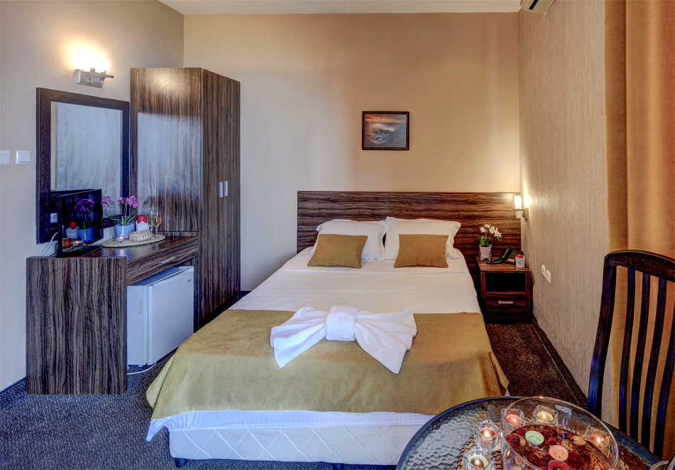 Почивка във Варна: Нощувка на човек в хотел Еллинис, снимка 6