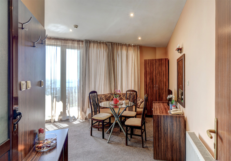 Почивка във Варна: Нощувка на човек в хотел Еллинис, снимка 3