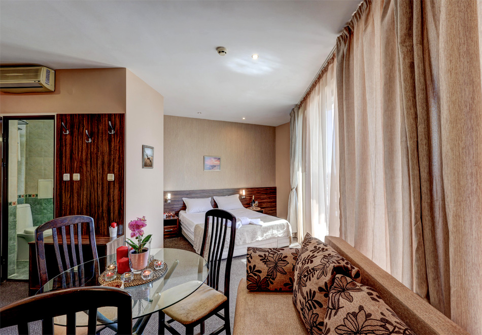 Почивка във Варна: Нощувка на човек в хотел Еллинис, снимка 2