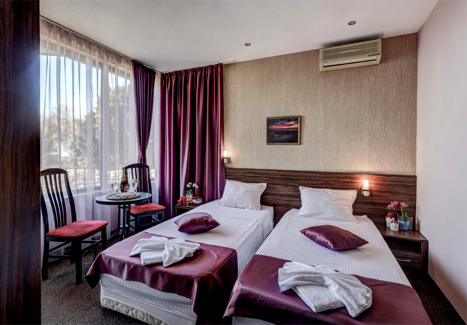 Почивка във Варна: Нощувка на човек в хотел Еллинис, снимка 8