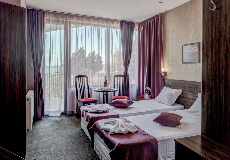 Почивка във Варна: Нощувка на човек в хотел Еллинис, снимка 5