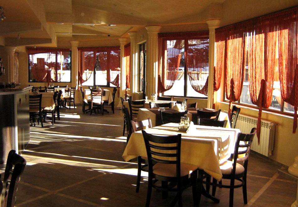 Нова година в Чепеларе! 3 нощувки на човек със закуски и две стандартни вечери от Семеен хотел Йола***. Доплащане на място за Новогодишен куверт!, снимка 9