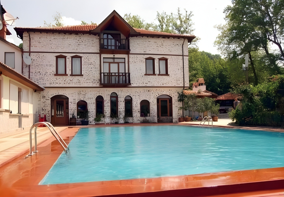 Нощувка на човек със закуска и вечеря + паркинг в семеен хотел Макензен, Мелник, снимка 4