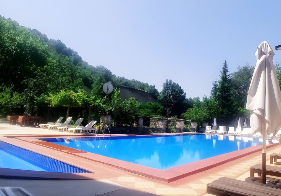 Нощувка на човек със закуска и вечеря + паркинг в семеен хотел Макензен, Мелник, снимка 5