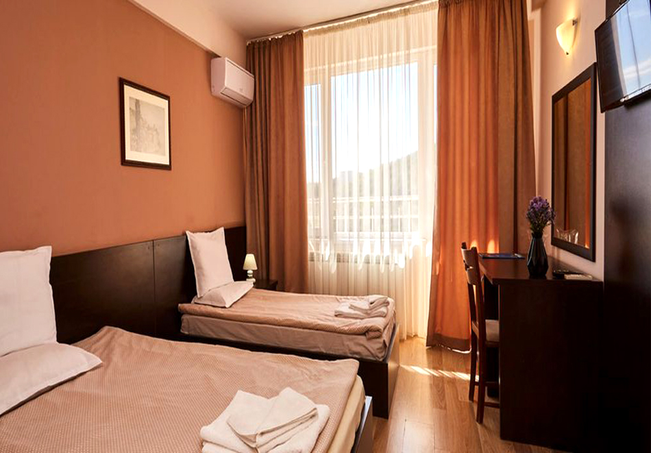 Уикенд в Балнео хотел Божур, с. Минерални Бани! 2 нощувки на човек със закуски, обеди и вечери + вътрешен минерален басейн, парна баня и сауна, снимка 5