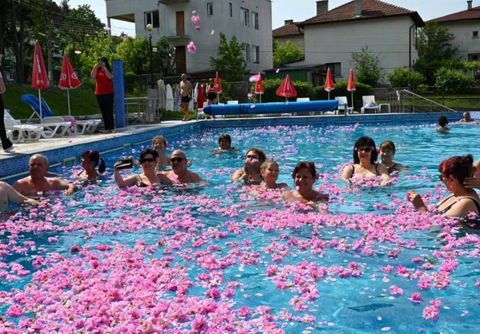 Почивка в Балнеохотел Роза, Стрелча!  5 или 10 нощувки на човек със закуски, обеди и вечери + 2 вътрешни минерални басейна + медицински преглед и 2 или 3 процедури на ден, снимка 7