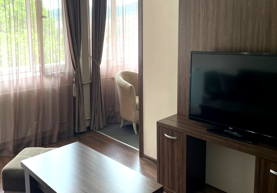 Почивка в Балнеохотел Роза, Стрелча!  5 или 10 нощувки на човек със закуски, обеди и вечери + 2 вътрешни минерални басейна + медицински преглед и 2 или 3 процедури на ден, снимка 5