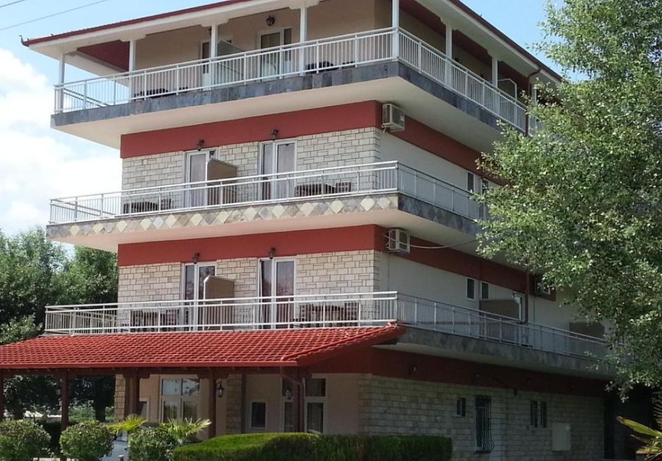 На метри от плажа в Коринос, Гърция: Нощувка на човек със закуска и възможност за вечеря + басейн в Denis Hotel and Bungalows, снимка 5