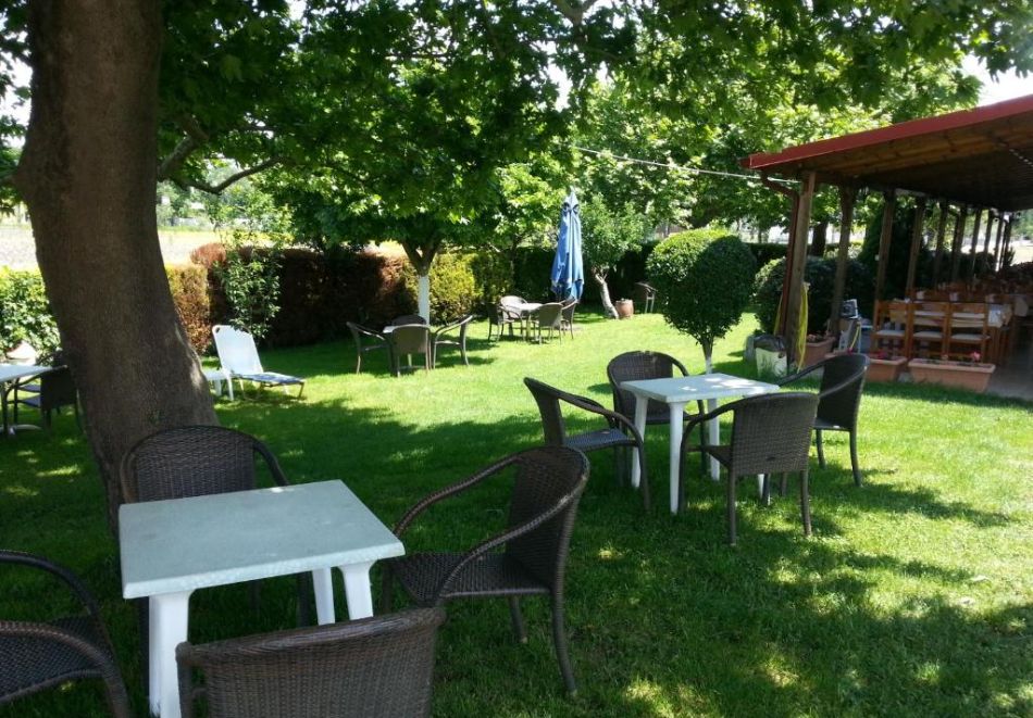 На метри от плажа в Коринос, Гърция: Нощувка на човек със закуска и възможност за вечеря + басейн в Denis Hotel and Bungalows, снимка 16