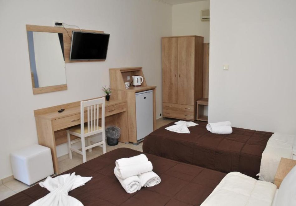 На метри от плажа в Коринос, Гърция: Нощувка на човек със закуска и възможност за вечеря + басейн в Denis Hotel and Bungalows, снимка 11