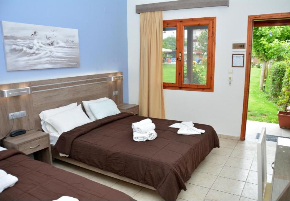 На метри от плажа в Коринос, Гърция: Нощувка на човек със закуска и възможност за вечеря + басейн в Denis Hotel and Bungalows, снимка 10