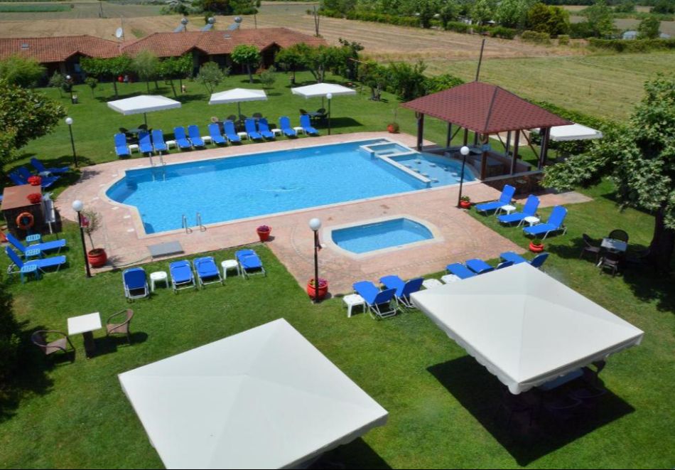 На метри от плажа в Коринос, Гърция: Нощувка на човек със закуска и възможност за вечеря + басейн в Denis Hotel and Bungalows, снимка 3