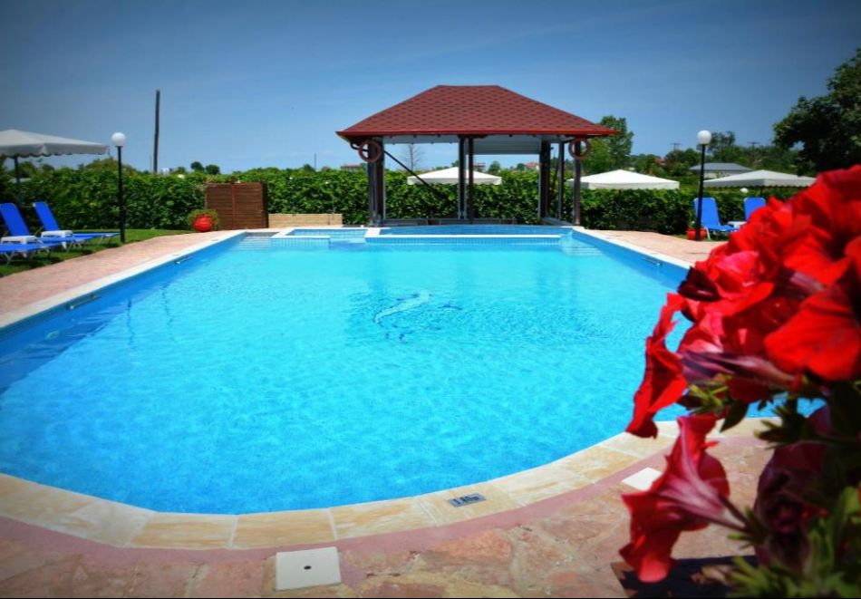 На метри от плажа в Коринос, Гърция: Нощувка на човек със закуска и възможност за вечеря + басейн в Denis Hotel and Bungalows, снимка 2