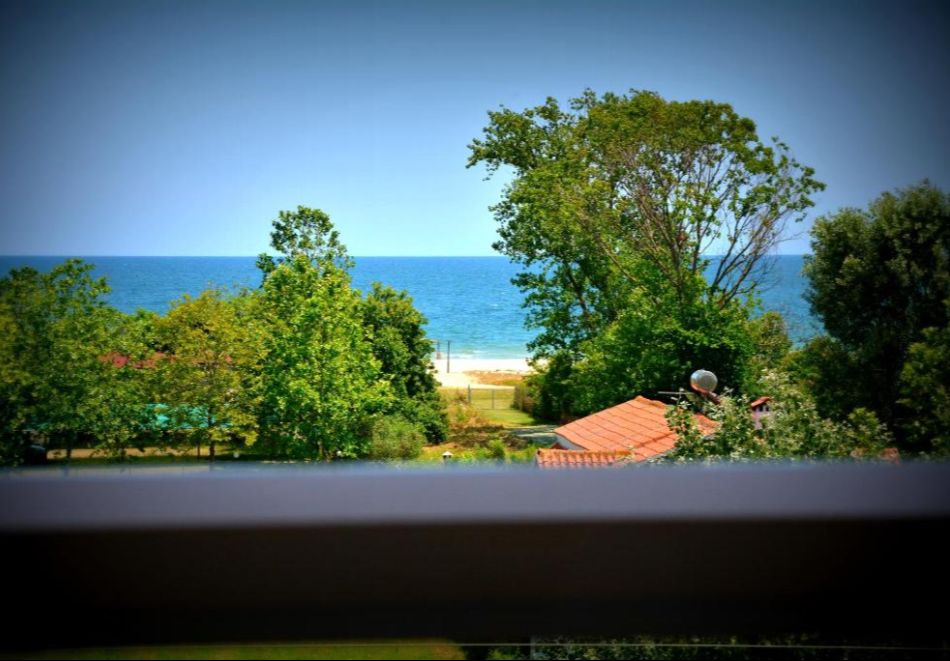 На метри от плажа в Коринос, Гърция: Нощувка на човек със закуска и възможност за вечеря + басейн в Denis Hotel and Bungalows, снимка 12