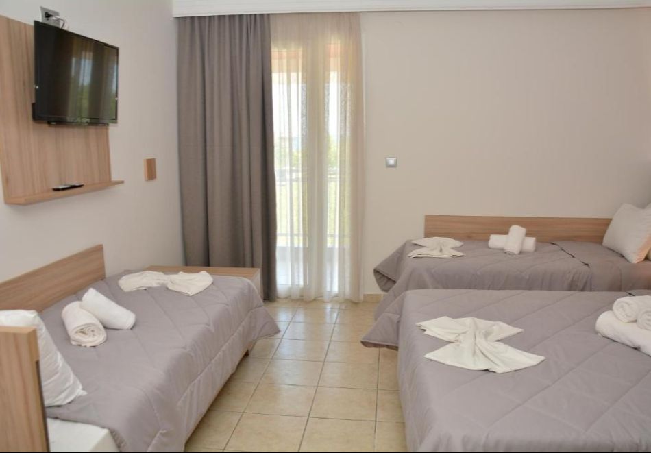 На метри от плажа в Коринос, Гърция: Нощувка на човек със закуска и възможност за вечеря + басейн в Denis Hotel and Bungalows, снимка 9