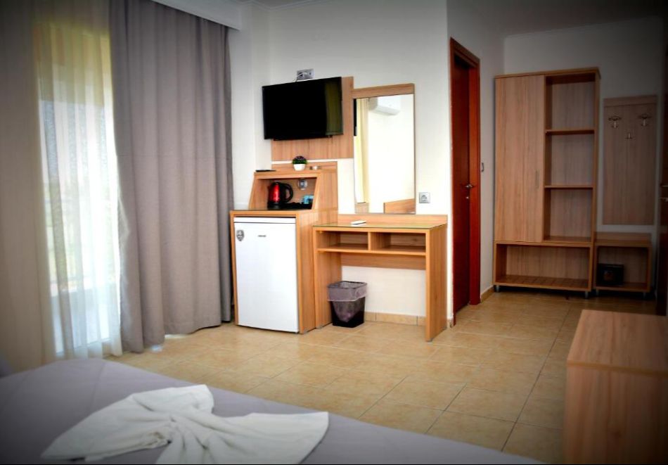 На метри от плажа в Коринос, Гърция: Нощувка на човек със закуска и възможност за вечеря + басейн в Denis Hotel and Bungalows, снимка 7