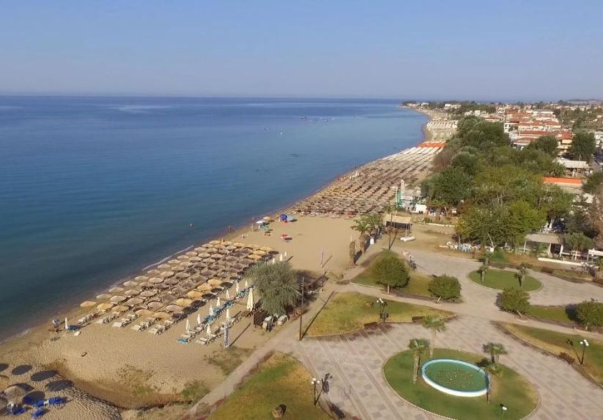 На метри от плажа в Коринос, Гърция: Нощувка на човек със закуска в Marialena Hotel, снимка 16