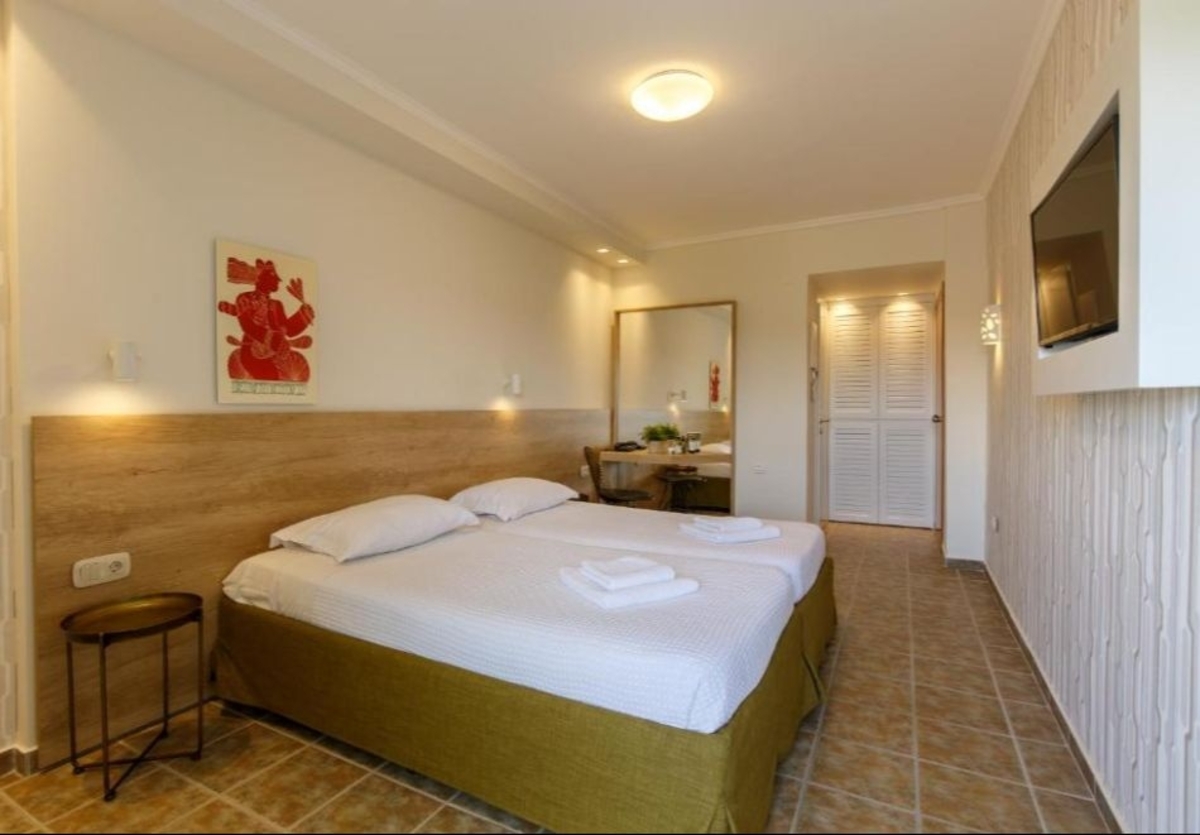 На метри от плажа в Коринос, Гърция: Нощувка на човек със закуска в Marialena Hotel, снимка 12