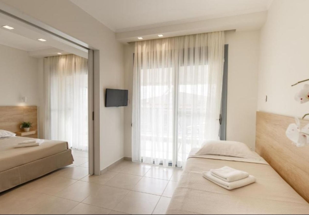 На метри от плажа в Коринос, Гърция: Нощувка на човек със закуска в Marialena Hotel, снимка 10