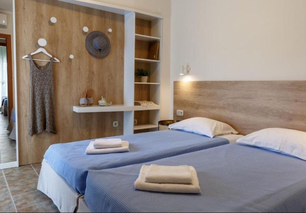 На метри от плажа в Коринос, Гърция: Нощувка на човек със закуска в Marialena Hotel, снимка 9