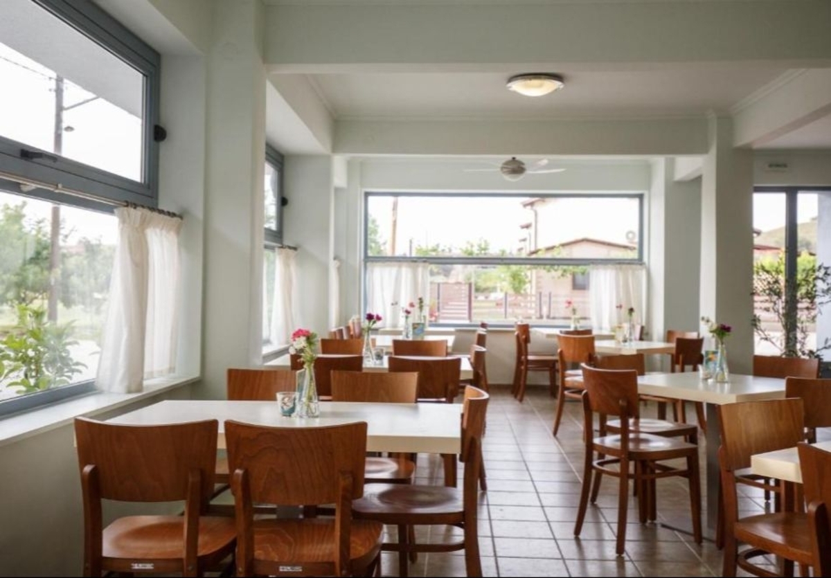 На метри от плажа в Коринос, Гърция: Нощувка на човек със закуска в Marialena Hotel, снимка 7