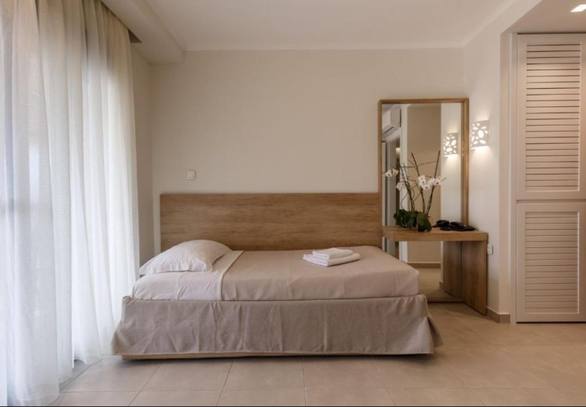 На метри от плажа в Коринос, Гърция: Нощувка на човек със закуска в Marialena Hotel, снимка 6