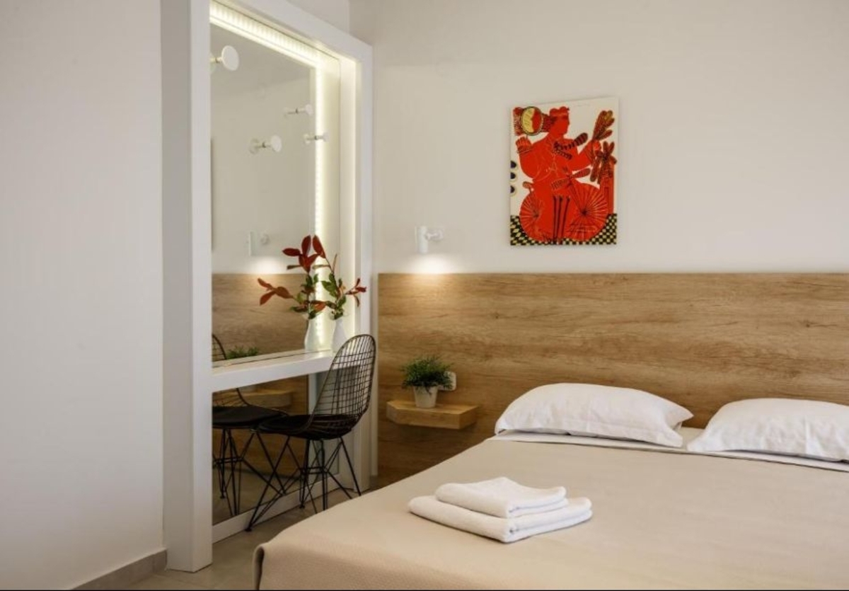 На метри от плажа в Коринос, Гърция: Нощувка на човек със закуска в Marialena Hotel, снимка 5