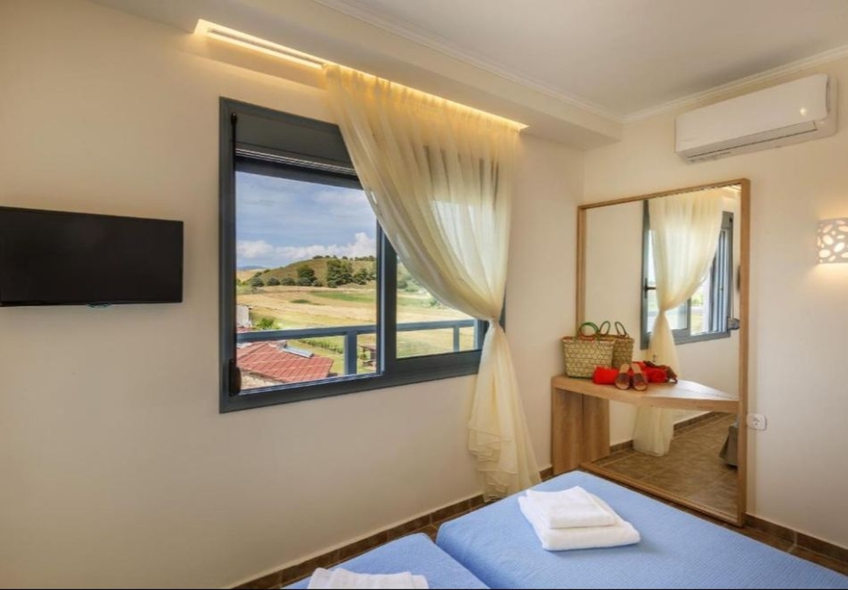 На метри от плажа в Коринос, Гърция: Нощувка на човек със закуска в Marialena Hotel, снимка 4