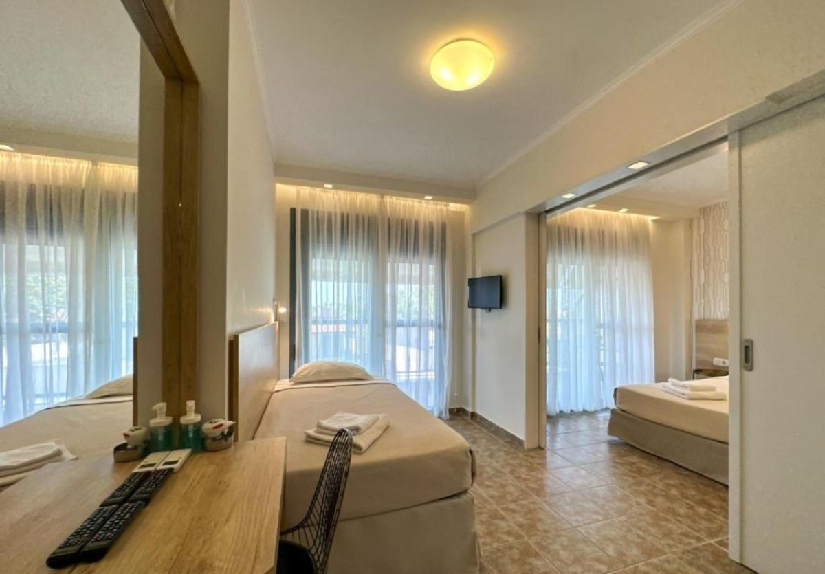 На метри от плажа в Коринос, Гърция: Нощувка на човек със закуска в Marialena Hotel, снимка 3