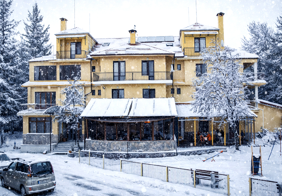 Почивка до Троян: Нощувка на човек със закуска + вътрешен басейн и джакузи от Семеен хотел Сима, местност Беклемето, снимка 2