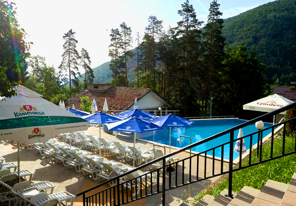 Почивка в Балнеохотел Констанция, Костенец: Нощувка на човек и възможност за закуска, обяд и вечеря + вътрешен минерален басейн, снимка 2