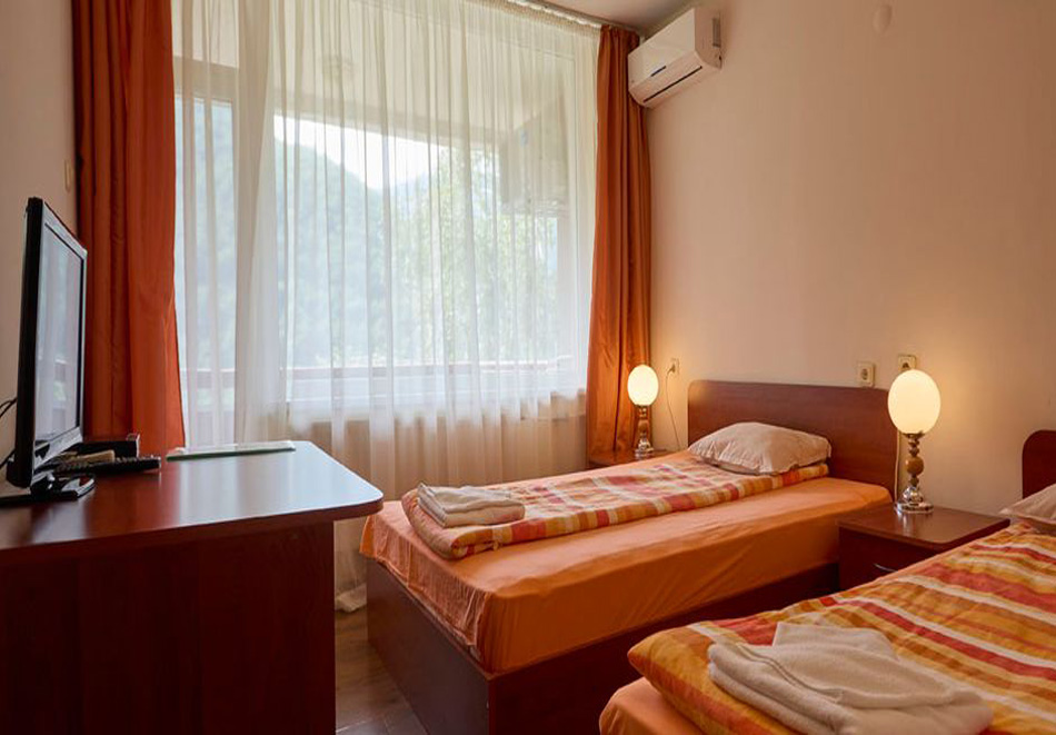 Почивка в Балнеохотел Констанция, Костенец: Нощувка на човек и възможност за закуска, обяд и вечеря + вътрешен минерален басейн, снимка 17