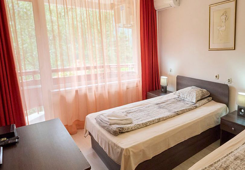 Почивка в Балнеохотел Констанция, Костенец: Нощувка на човек и възможност за закуска, обяд и вечеря + вътрешен минерален басейн, снимка 15