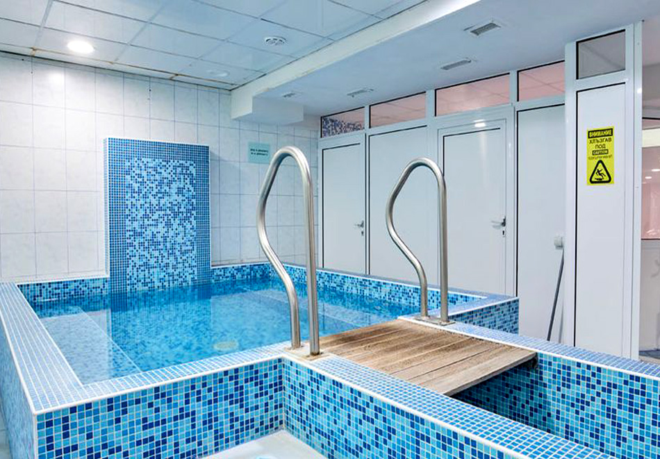 Почивка в Балнеохотел Констанция, Костенец: Нощувка на човек и възможност за закуска, обяд и вечеря + вътрешен минерален басейн, снимка 3