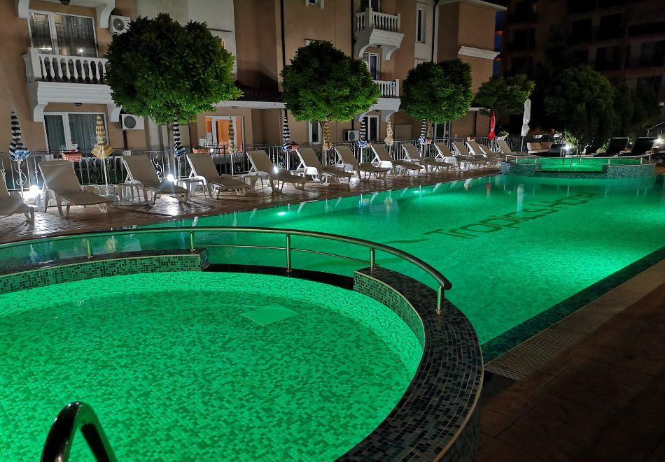 Море 2026 в Свети Влас: Нощувка на човек на база All Inclusive или Ultra All Inclusive + два басейн в хотел Тропикс & Венера, снимка 13