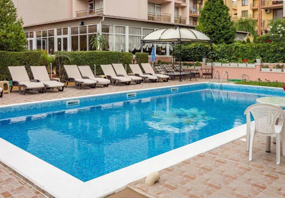 Море 2026 в Свети Влас: Нощувка на човек на база All Inclusive или Ultra All Inclusive + два басейн в хотел Тропикс & Венера, снимка 7