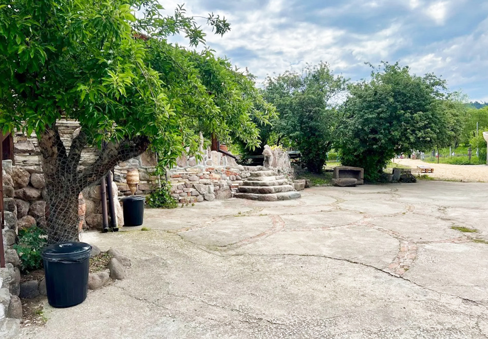 Почивка в полите на Родопите: Една нощувка с капацитет 11 човека в Къща за гости Арт Спектър, Брацигово, снимка 16