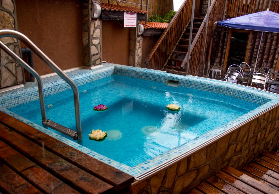 Делник през март в Сапарева баня: Нощувка на човек + басейн с топла минерална вода в Семеен хотел Илиевата къща, снимка 3